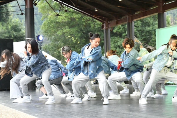 キッズから大人まで、迫力のダンスステージ